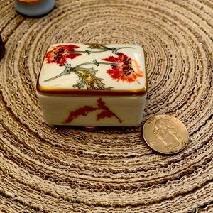 Ceramic or porcelain trinket box
